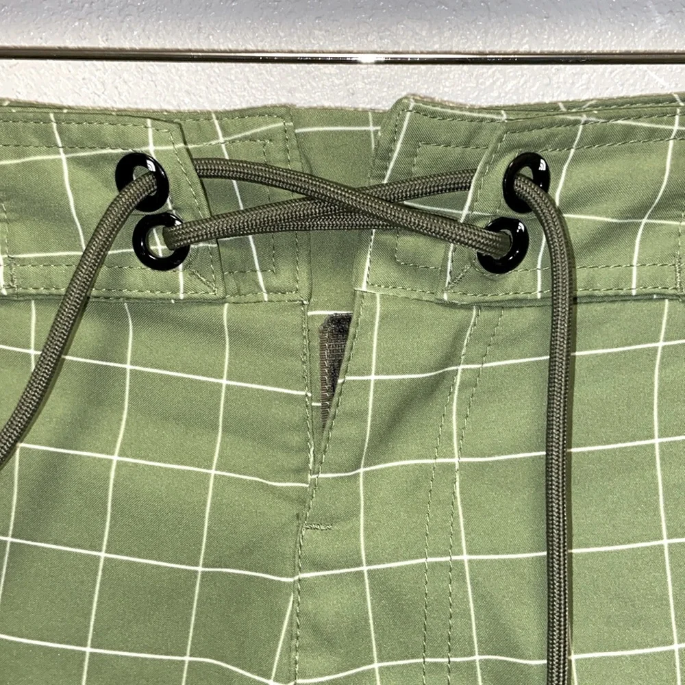 The North Face Men’s Green Checked Acitvewear Outdoor Board Shorts 3223